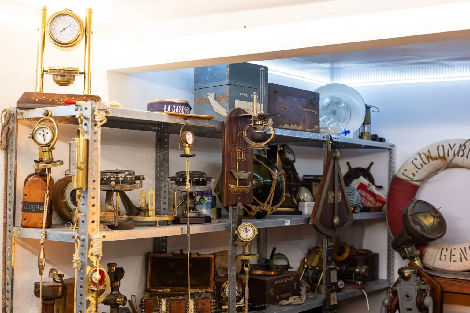 Estantería del Museo Náutico