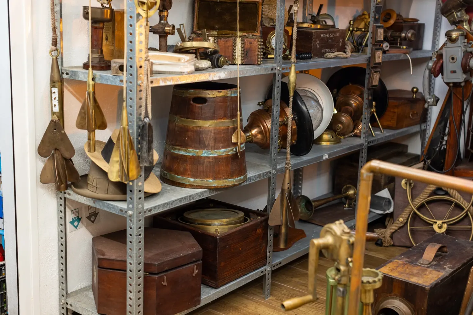 Anclas y piezas en una estantería del Museo Náutico