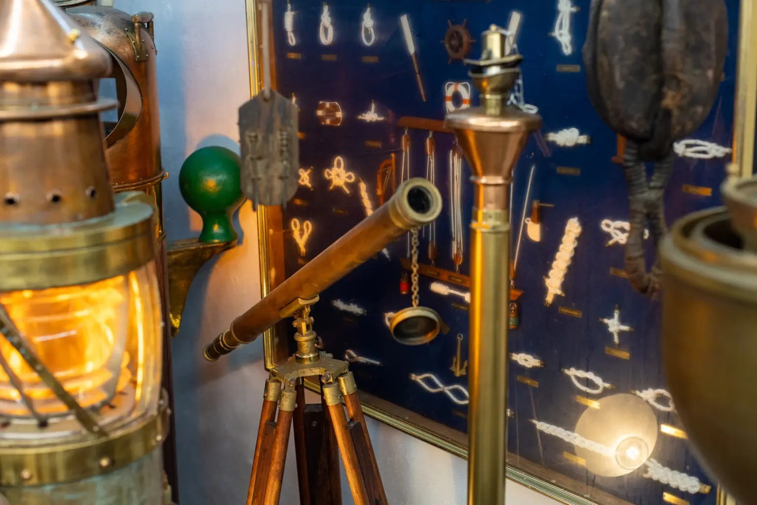 Farol y telescopio del Museo Náutico